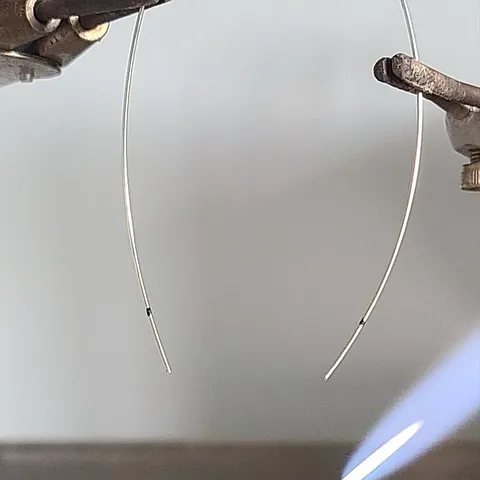 Here is a tip for making uniform earring wires, every time from @spritzfireandice - “I follow a 3 part method that...