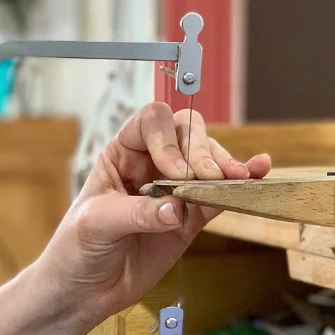 Here is a sawing tip from @lucywalkerjewellery - “Quick tip for extreme saw blade control - check out my thumb guiding the...