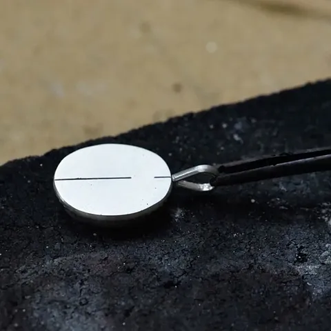For this week’s #tooltalktuesday I am showing off an invention created by @silversmithingretreat to help you quickly...