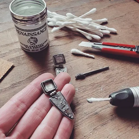 Here is a tip for making your own polishers for your flex shaft from @quiettimejewelry - “I needed to clean up the inside...