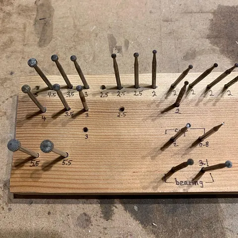 Here is a tip for organizer your burs from @machi_jewellery - “I use a piece of wood for convenient burr storage, which...