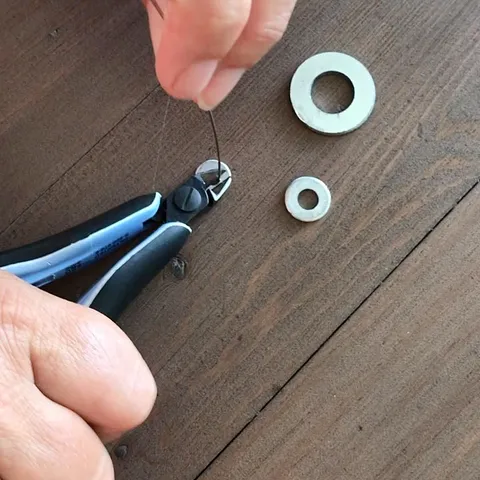 Here is a tip for cutting wire solder from @tossedfoundjewelry -“A simple tip for cutting multiple pieces of solder in...