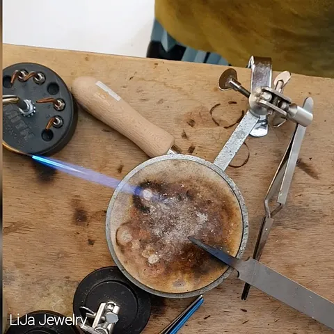 Here is a tip for attaching a wooden handle to a file from @lija_jewelry - “I know you should drill it wider and such, but...