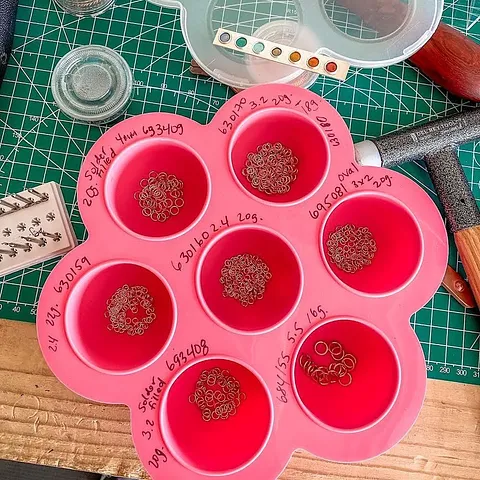 Here is a storage tip from @activefaultstudios - “Need help organizing all those tiny findings, jump rings and posts? Baby...