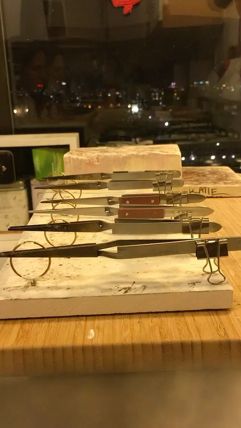 Friday flashback to this top tip from @marionwild - “I use binder clips on the ends of cross locking tweezers for help...