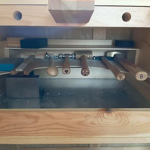 Here is a hammer storage tip from @silverlarkstudio - “I put my hammers on the shelf under my bench and it is at times...