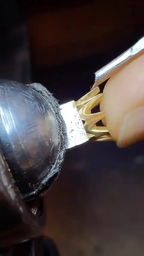Love this tip for creating an ornate setting from the talented @garyroejewelry - “I soldered a small sheet of sterling to...