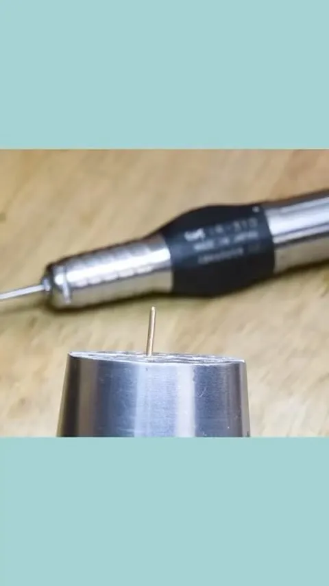 This prong setting tip is from @lucywalkerjewellery - “For a creative person I’m pretty obsessed with order!  Learning...