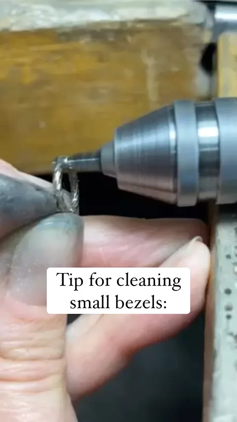 Here is a polishing tip from @isabelasopkova - “I would like to share my tip for cleaning small bezels after soldering, it...