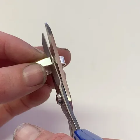 Trimming 28g (.32mm) bezel wire with Joyce Chen Scissors. When I need to trim bezel wire or a thin backplate, these are my...