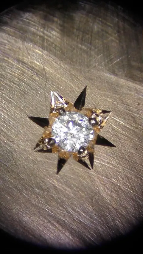 Today’s video is from @gerardi_setting_school showing an engraving technique. - “This technique is a traditional setting...