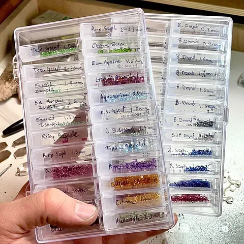 Here is a storage tip from @freed_mind_fabrications - “These simple bead storage boxes are amazing for organizing your...