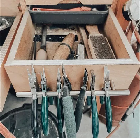 Love this before and after from @az_metalsmith - “Organization tip
•
It’s the little things you do to your desk to make it...