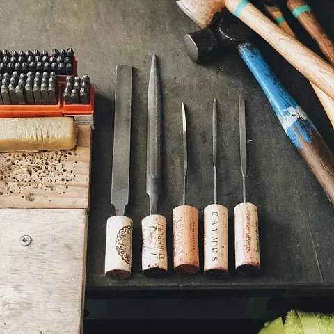 Here is a file tip from
@faephilosophia - 
“Hey jewelers! This trick is so golden that I had to share!! My needle files...