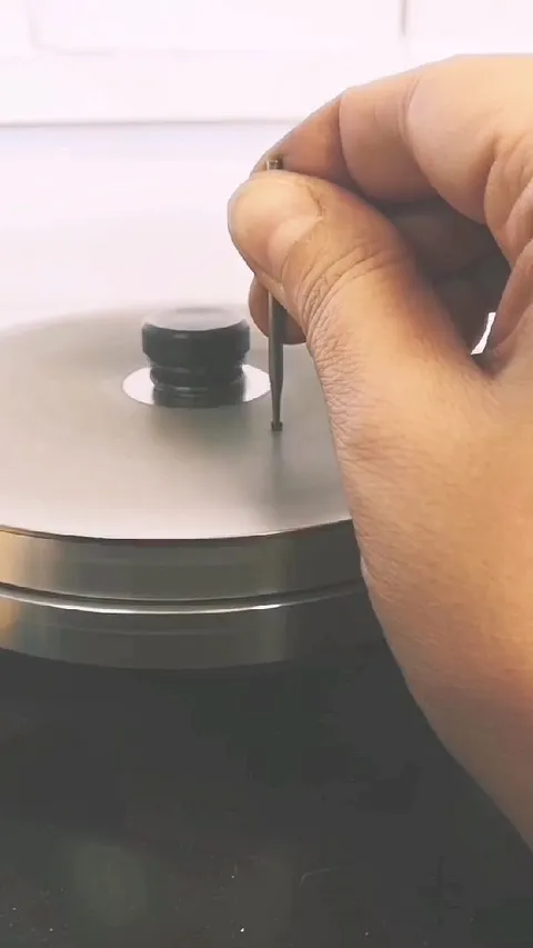 Here is a tool modification from @atelier_hanki - “Here’s a tip on how to make a cabochon cut stone stay in the ring with...