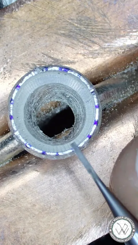 Here is a decorative bezel tip from @lucywalkerjewellery - “Is it a prong setting, is it a bezel setting - it’s a PREZEL...