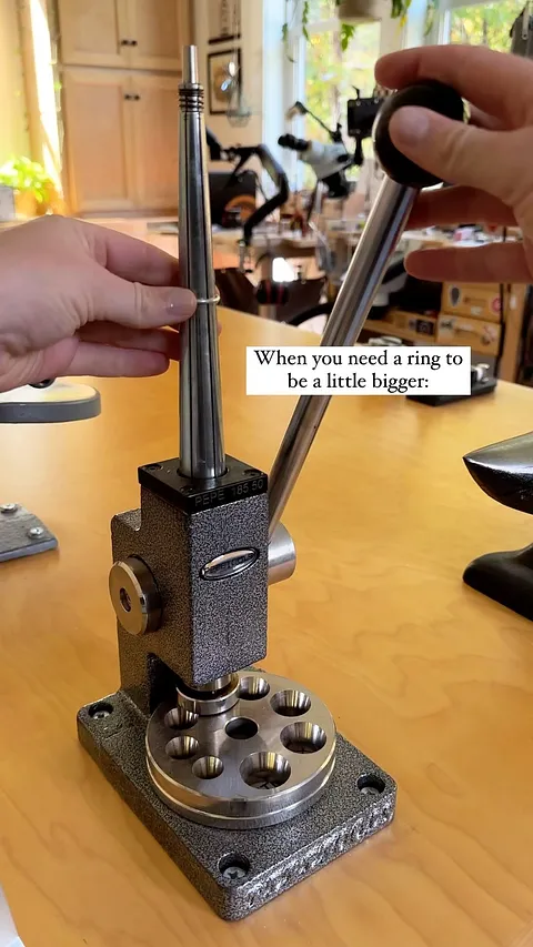 I did a post a few weeks ago showing how the bottom half of my @pepetools_usa Superior Ring Stretcher works so if you...