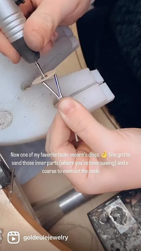 Awesome split shank tip from @goldeulejewelry - “Here‘s how I create split shank rings. Instead of fiddling around with a...