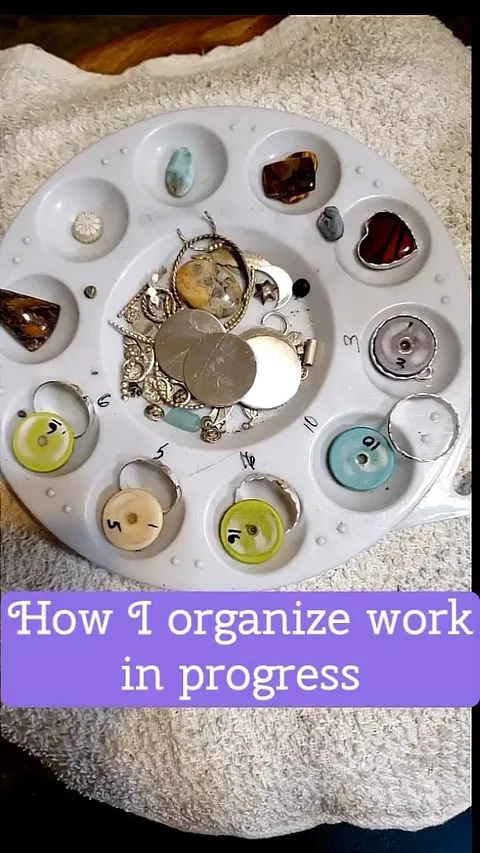 Organize your works in progress with this tip from @jansartjewelry - “Tip for organizing multiples of the same design in...
