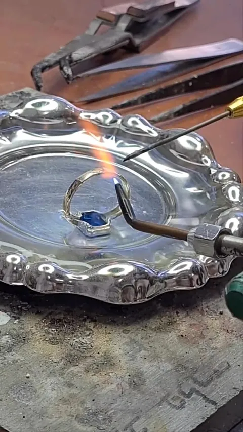 Protecting your stone from 🔥 thank you Sharon of @dreamsmith.jewelry for this one! “When I need to solder piece of jewelry...