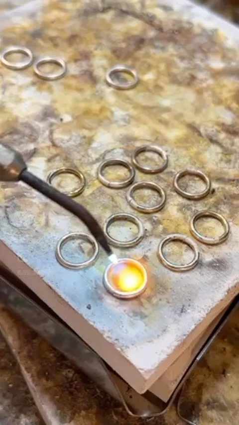 Fusing silver with @jen_surine - “Fusing! Somehow I feel like I experience magic and danger  all at the same time while...