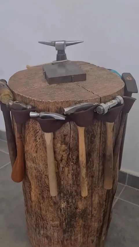 This stump from @dreamsmith.jewelry is in fact dreamy 😍 “I found this gorgeous wood stump several years ago, and screwed...