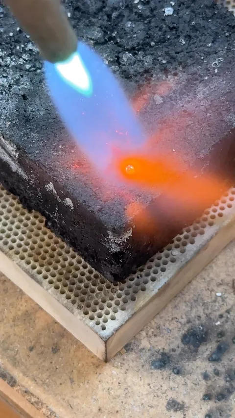 Melting gold scrap into a ball ♻️ I use a premium charcoal block which are harder than soft blocks and then I use a ball...