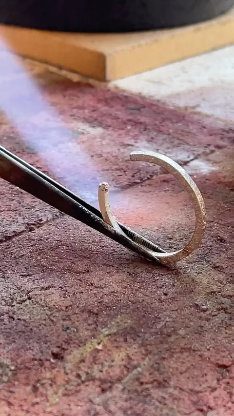 Here is a tip to prevent solder from flowing into a texture or design from @mcoledesignz - “Finished my square wire hoop...