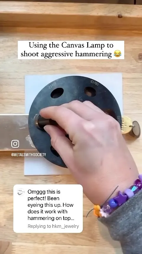 A follow up to my post from the other day @hkm_jewelry asked about how the @shopcanvas.co Lamp works while I’m hammering....