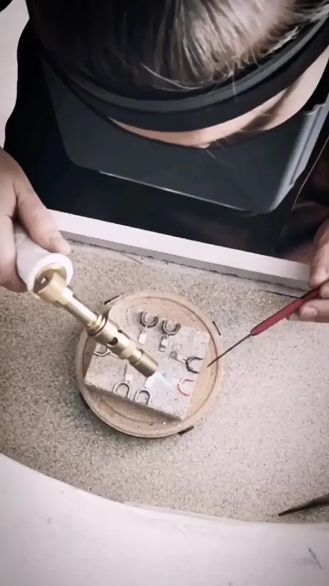 Here is a soldering tip from @atelier_hanki - “I’ve modified my soldering base to make the soldering process easier and...