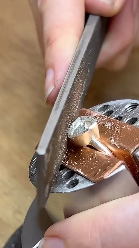 Chamfering a bezel with @lucywalkerjewellery first using calipers to mark the area you will file, I love how she rotates...