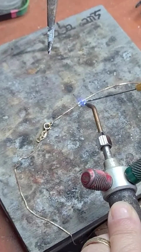 Here is a tip for soldering a fine chain from @dreamsmith.jewelry - “Sometimes we need to solder a delicate necklace that...