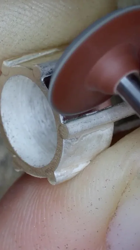 Here is a tip to clean up solder in hard to reach spots from @lucywalkerjewellery - “Cleaning up a shit tonne of excess...