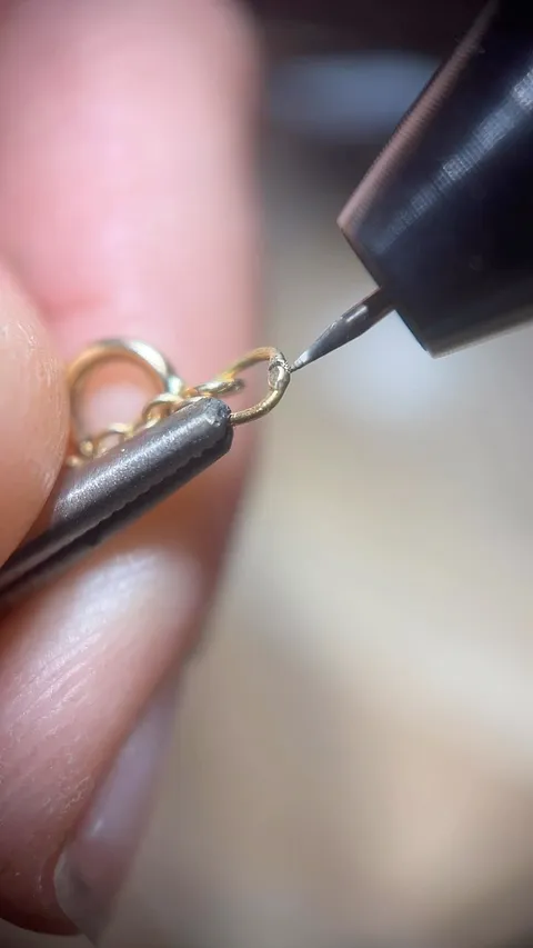 Extreme close up on a weld using my @sunstoneweld Pulse Arc Welder. I use mine daily for closing jump rings, attaching...