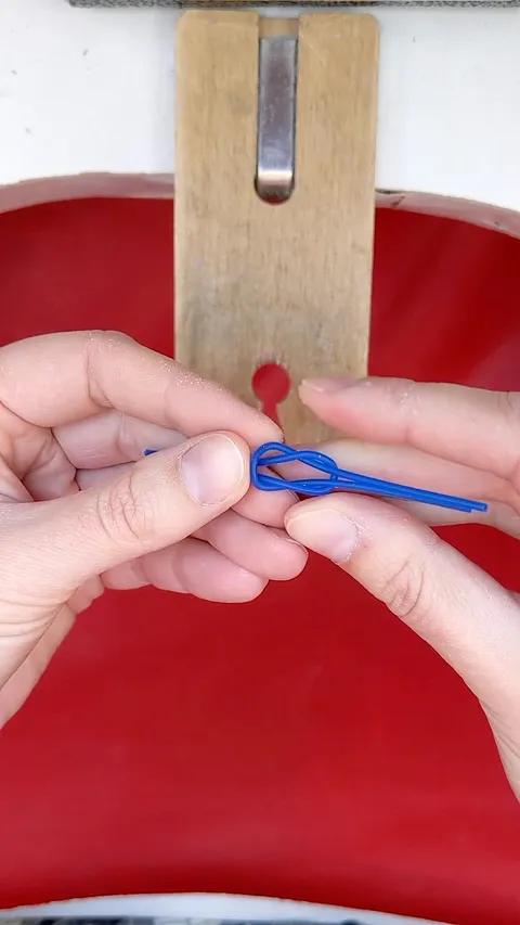 Love this knot ring tutorial from @waxcarvers - “Take 2 pieces of wire and wrap them around something round so you have a...