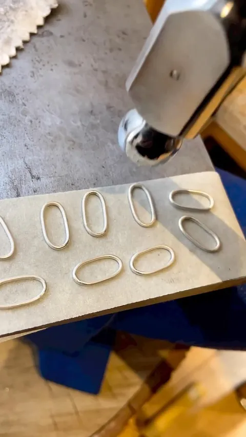 A bunch of tips in this tutorial from @wire_and_wood_jewellery 😍 - “Few tips here for chain making that have made my life...