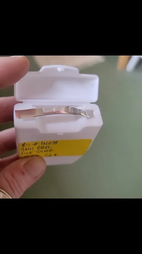 Thanks for sharing this bezel wire storage @dangbravegirl - Reuse a floss container by filling it with bezel wire. Love...
