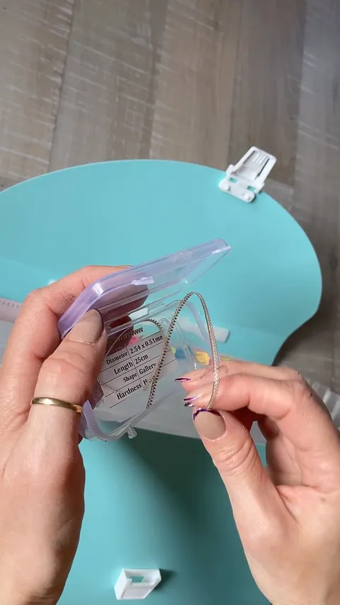 Love this organizing tip from @akka.jewelry - “Are your wires a tangled mess? 🤔

 I’ve got the perfect solution for you! 💡...