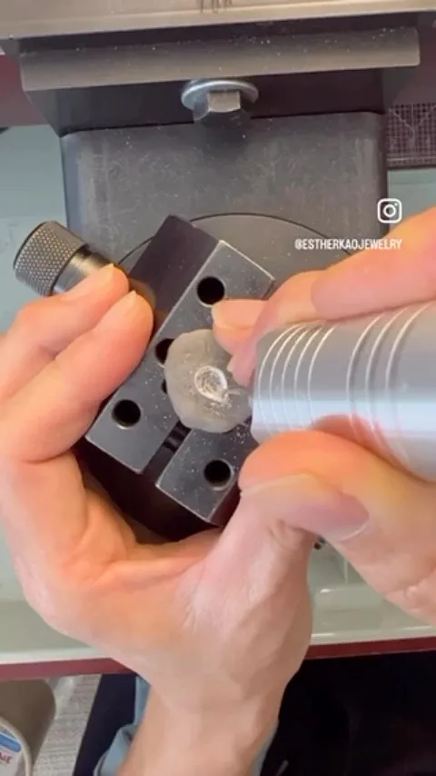 Here is are two tips for carving a stone setting from @estherkaojewelry - “In jewelry-making, there are many ways to...