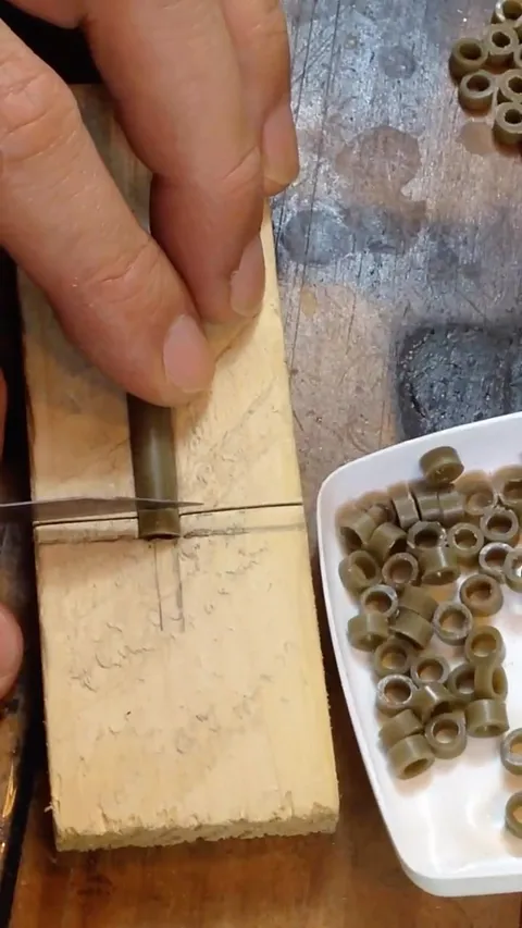 Here is a wax tip from @monteazul_walter
- “Invention to cut wax tube to the same length.
Invento para cortar tubo de cera...