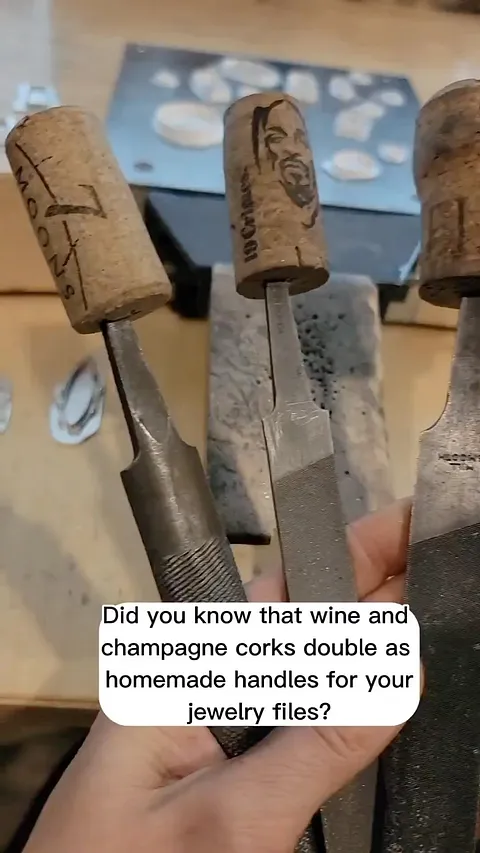 Here is a tip from @hannah.lynn.jewelry - “Did you know wine and champagne corks double as comfortable, handmade handles...