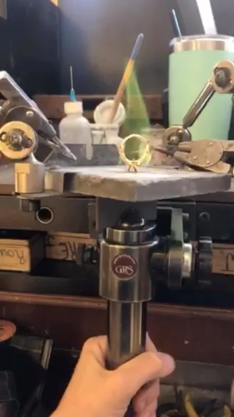 Mesmerized by this space efficient soldering area shared by @milestonejewelryllc - “Let’s talk about the double third hand...