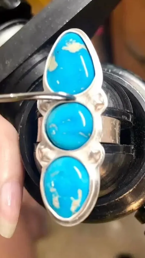Here are two bezel setting tips from @shinyobjectsmichele “I use a couple repurposed tools that are essential to me. One...