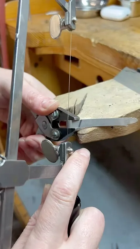 Here is a bezel tip from @reinsteinross - “When you are making small bezels like I do for several classic @reinsteinross...