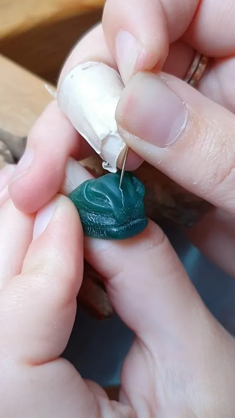 Some really great wax working techniques/tips used by @kathrynreidjewellery as she makes her Horse Nose Ring. Thank you...