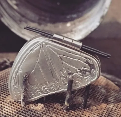 Amazing hinge tip from @elmharris shared back in 2018 - “I use graphite pencil leads to keep the hinge knuckles in place...