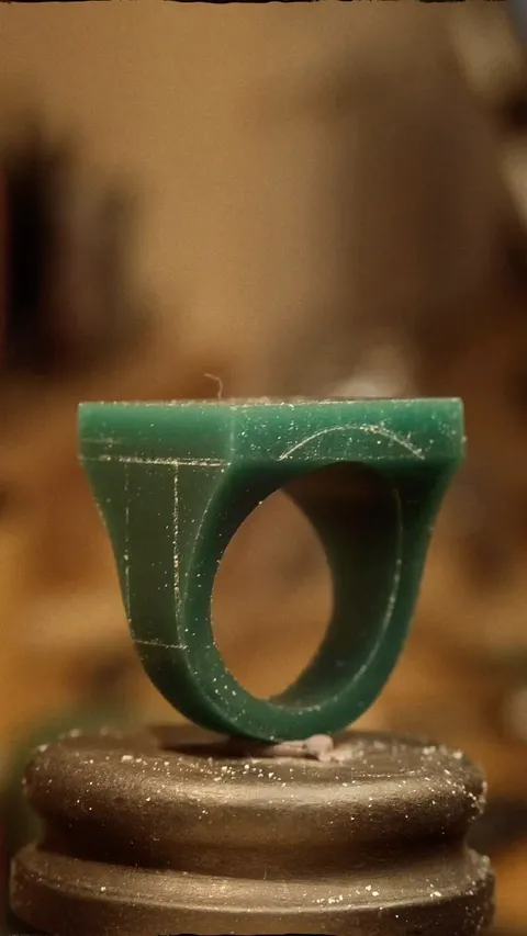 Here is a wax carving tip from @madneeco - scratch lines in your wax so you can file symmetrically! Really cool to watch...