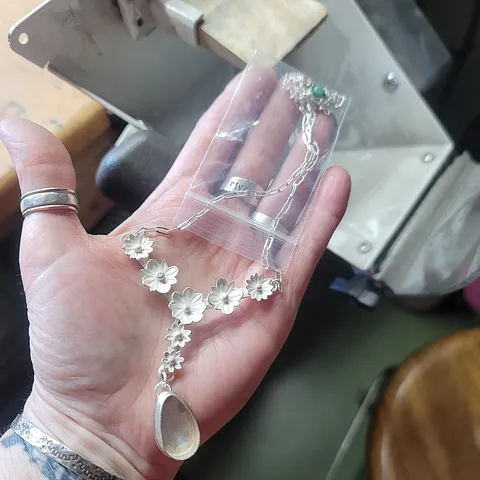 Here is a safe way to polish a piece that has an attached chain from @dangbravegirl - “To save your chain, your fingers...