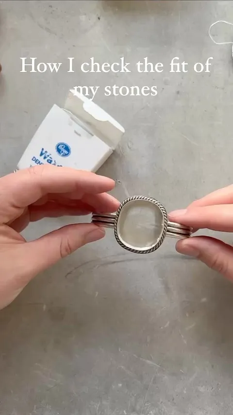 Here is a stonesetting tip from @thenomadicpine - “You may have seen the floss trick before to test the fit of a stone in...