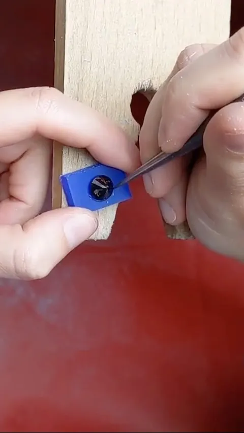 Here is a tip for creating stone settings in wax from @waxcarvers - “My preferred way of sticking stones to wax to trace...
